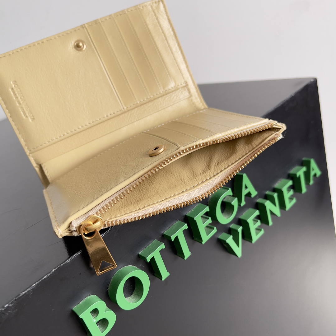 BOTTEGA VENETA葆蝶家新品编织小钱包出货啦！！！🥰🥰细选头层羊皮面料制作，轻奢的小钱包，外观优雅大气的同时，它的实用性也是满满的哦，可以同时收纳零钱和驾照与各种卡，小小一个能够放进口袋里随身携带，真的非常方便[鼓掌][鼓掌]
款号：667468
尺寸：14.5*9.3*2cm