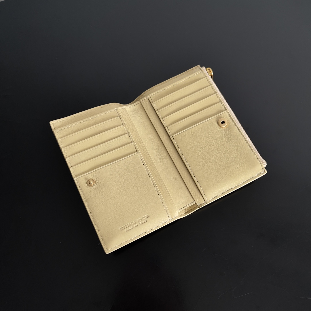 BOTTEGA VENETA葆蝶家新品编织小钱包出货啦！！！🥰🥰细选头层羊皮面料制作，轻奢的小钱包，外观优雅大气的同时，它的实用性也是满满的哦，可以同时收纳零钱和驾照与各种卡，小小一个能够放进口袋里随身携带，真的非常方便[鼓掌][鼓掌]
款号：667468
尺寸：14.5*9.3*2cm