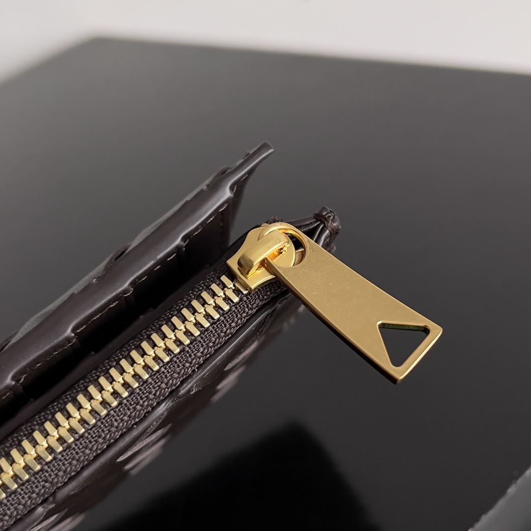 BOTTEGA VENETA葆蝶家新品编织小钱包出货啦！！！🥰🥰细选头层羊皮面料制作，轻奢的小钱包，外观优雅大气的同时，它的实用性也是满满的哦，可以同时收纳零钱和驾照与各种卡，小小一个能够放进口袋里随身携带，真的非常方便[鼓掌][鼓掌]
款号：667468
尺寸：14.5*9.3*2cm