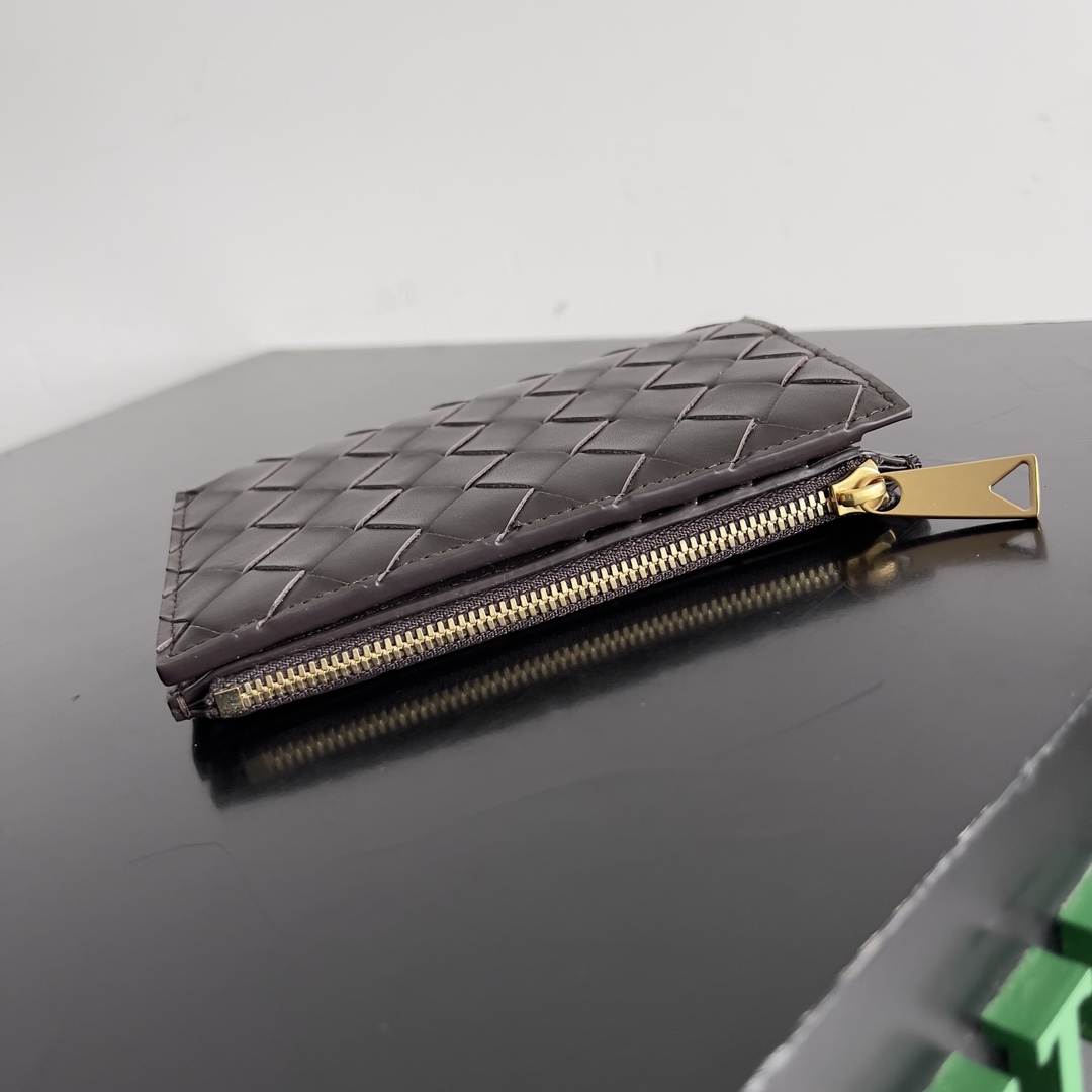 BOTTEGA VENETA葆蝶家新品编织小钱包出货啦！！！🥰🥰细选头层羊皮面料制作，轻奢的小钱包，外观优雅大气的同时，它的实用性也是满满的哦，可以同时收纳零钱和驾照与各种卡，小小一个能够放进口袋里随身携带，真的非常方便[鼓掌][鼓掌]
款号：667468
尺寸：14.5*9.3*2cm