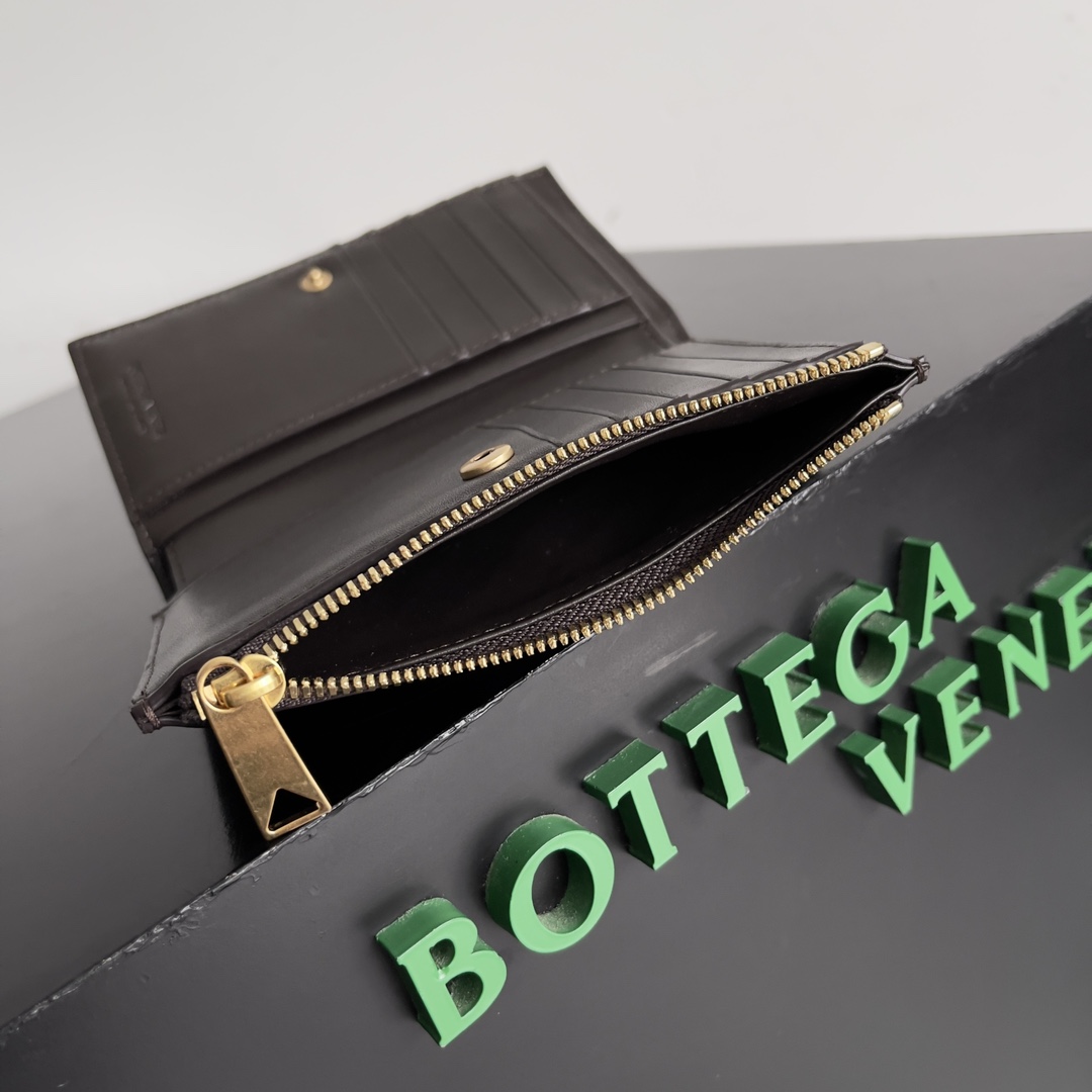 BOTTEGA VENETA葆蝶家新品编织小钱包出货啦！！！🥰🥰细选头层羊皮面料制作，轻奢的小钱包，外观优雅大气的同时，它的实用性也是满满的哦，可以同时收纳零钱和驾照与各种卡，小小一个能够放进口袋里随身携带，真的非常方便[鼓掌][鼓掌]
款号：667468
尺寸：14.5*9.3*2cm