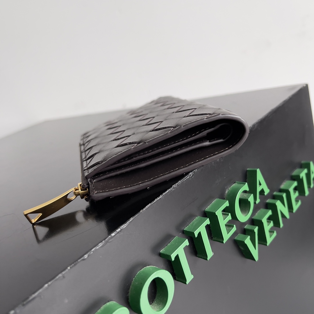 BOTTEGA VENETA葆蝶家新品编织小钱包出货啦！！！🥰🥰细选头层羊皮面料制作，轻奢的小钱包，外观优雅大气的同时，它的实用性也是满满的哦，可以同时收纳零钱和驾照与各种卡，小小一个能够放进口袋里随身携带，真的非常方便[鼓掌][鼓掌]
款号：667468
尺寸：14.5*9.3*2cm