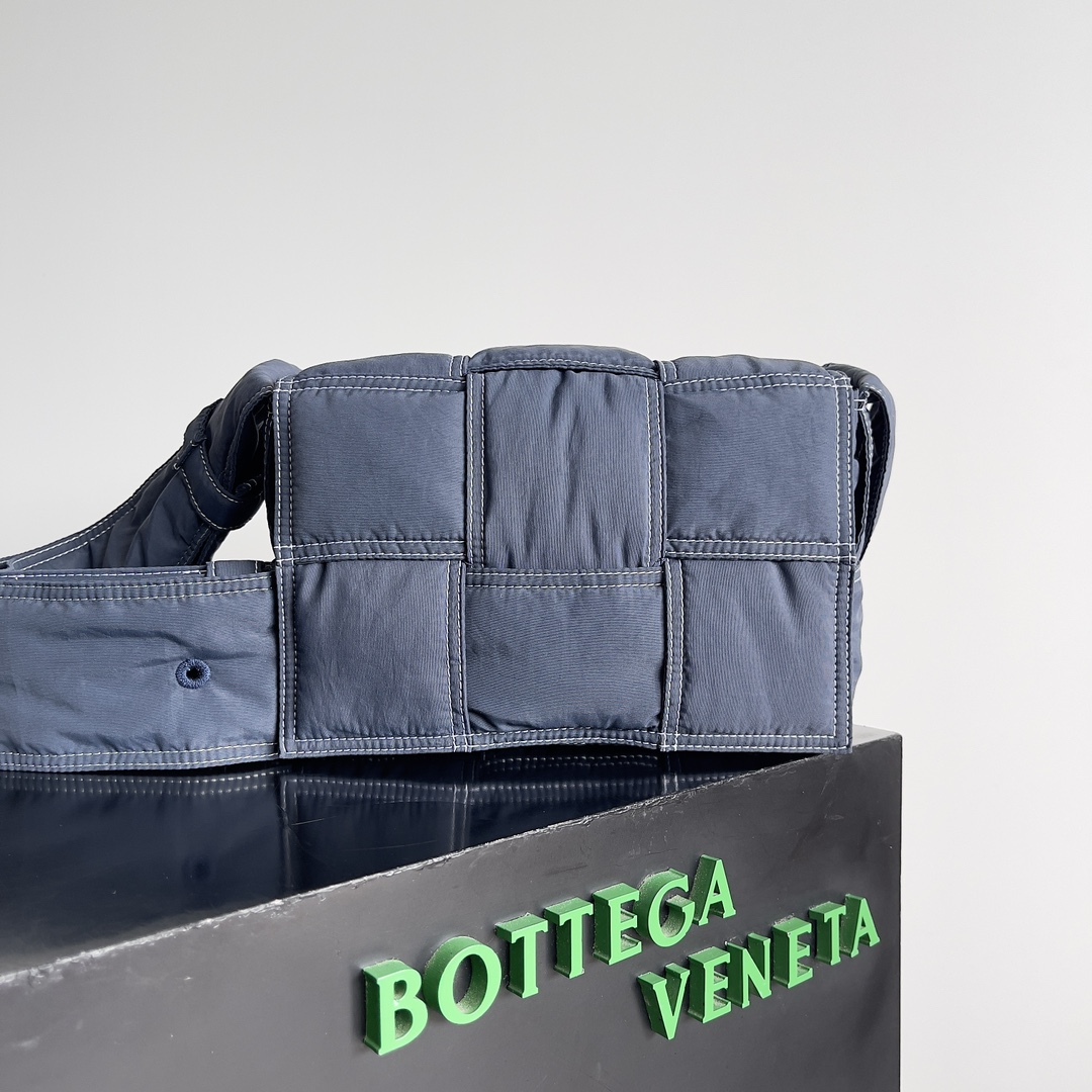 BOTTEGA VENETA葆蝶家太空羽绒包出小号啦男女同款，超级好看哦，空气羽绒轻便又独特，尼龙材质提成了包包整体的质感，真的百搭又实用\n款号：（）\n尺寸：.cm