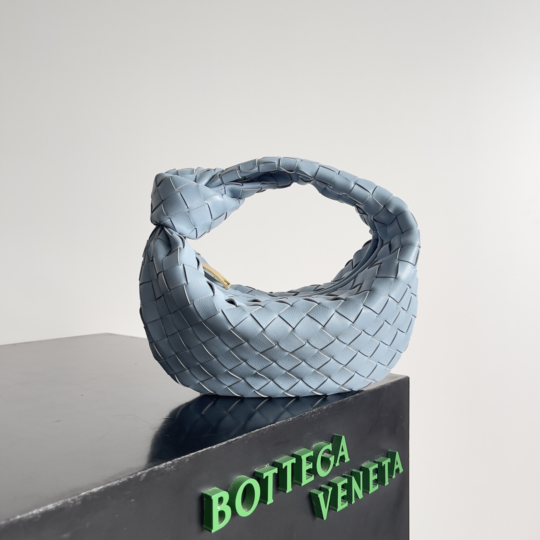 Bottega veneta͙.———最新款编织打结hobo \n    顶级小羊皮皮质很软，包形独特特别实用耐装，保留了传统的编织元素的同时多了几分张扬～ 采用羊皮手工编织制作 拉链开合 弧形无缝结构 搭配起来毫不费力 力荐  市场最高端欢迎来对比\n         【出厂均配全套包装】\nsize：xxcm。   型号：