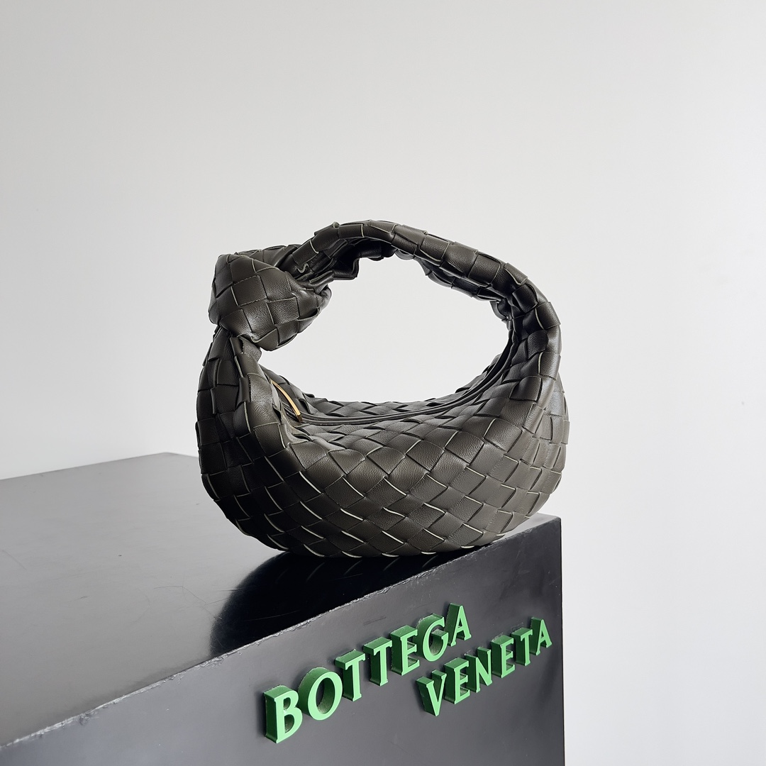 Bottega veneta͙.———最新款编织打结hobo \n    顶级小羊皮皮质很软，包形独特特别实用耐装，保留了传统的编织元素的同时多了几分张扬～ 采用羊皮手工编织制作 拉链开合 弧形无缝结构 搭配起来毫不费力 力荐  市场最高端欢迎来对比\n         【出厂均配全套包装】\nsize：xxcm。   型号：