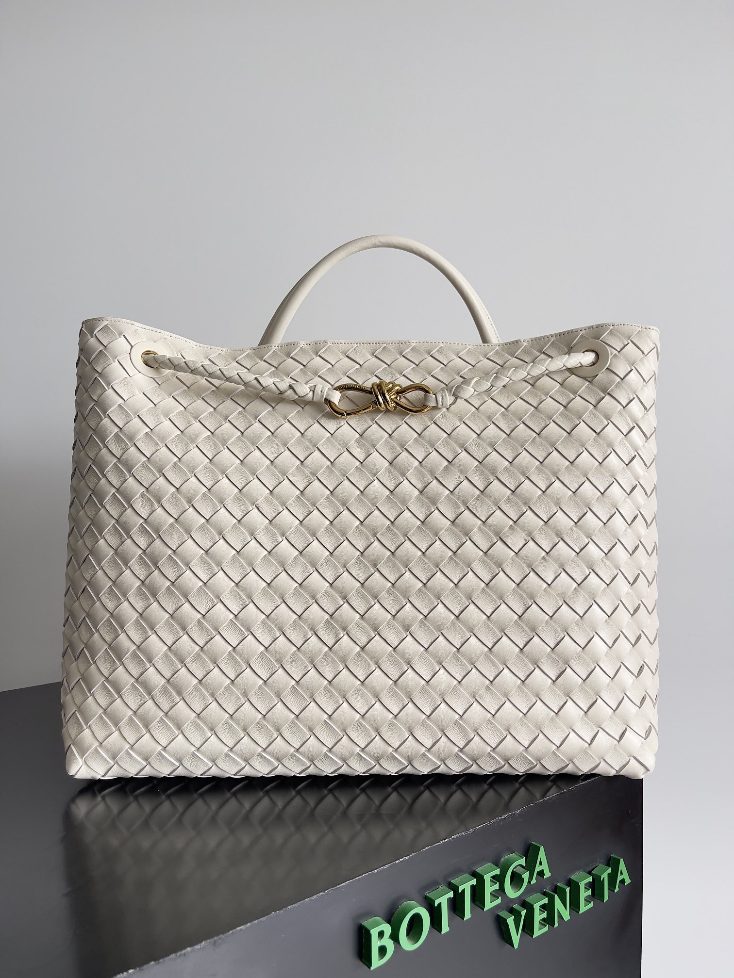 Como calidad
 Bottega Veneta Impecable
 Bolsos de mano Morado Blanco Colección de verano