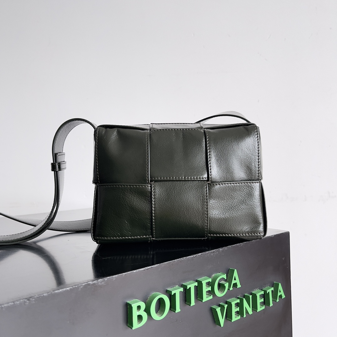 BOTTEGA VENETA新款mini cassette相机包 好好看的设计呀,这只显贵真的一绝，质感也太可了，配秋冬大衣巨气质。它可以hold住你各种风格的搭配,贼高级的双面料编织设计质感也很NICE!秋冬简单搭配毛衣或外套西装就吼吼看,容量放点小东西也是足以啦,让人迷晕的小众设计感真的好绝。怎么夸都不嫌多的酷黑编织手提包!一眼就沦陷好特别~无论是做工还是颜值都超棒！\n款号：\n尺寸：.cm