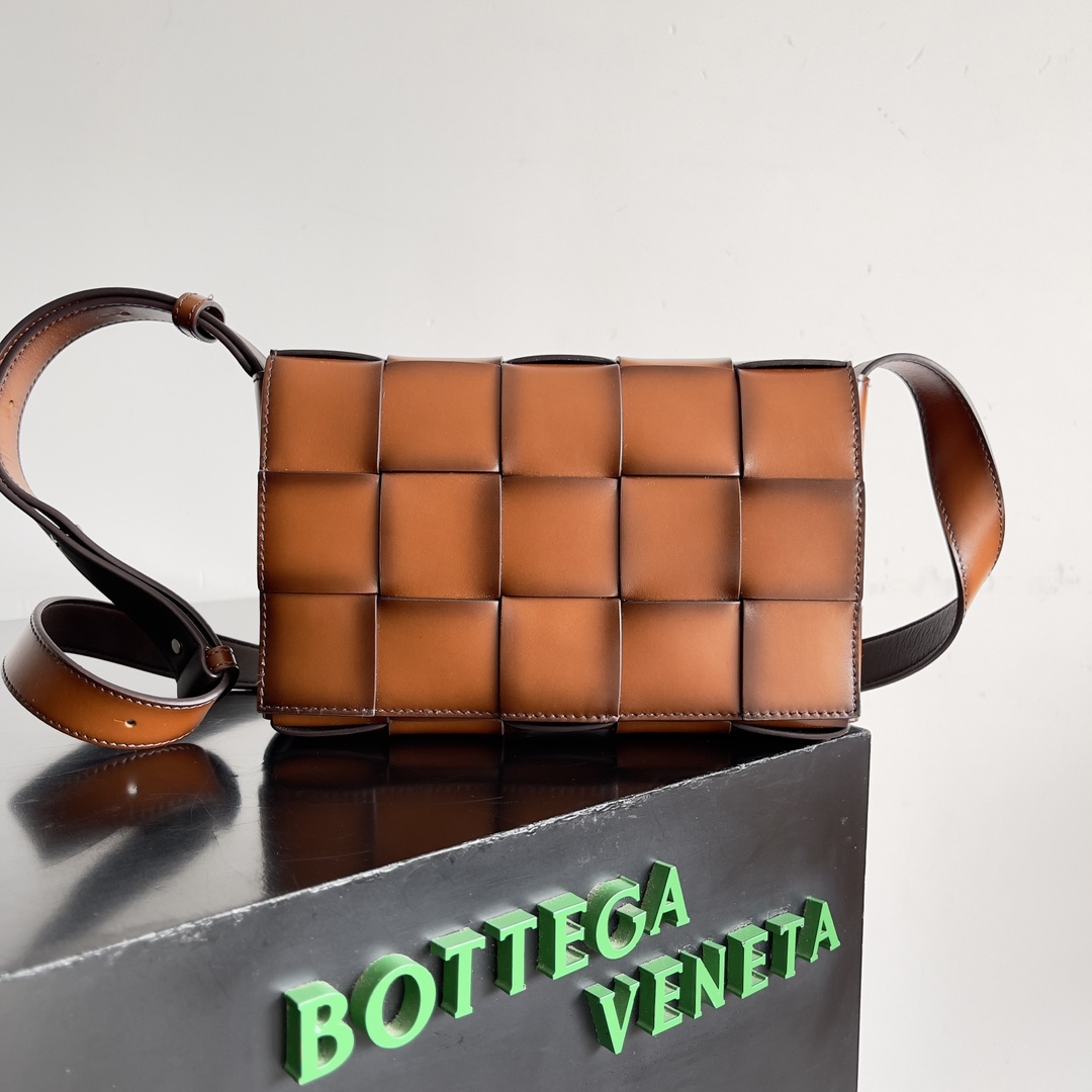 NO:701241,Special grade original leather BV new color matching CASSETTE dark wood color retro cowhide CASSETTE. As time goes by, the retro design makes the bag eternally fashionable. Retro is the only unchanging truth in fashion. Exquisite craftsmanship makes the entire wooden shadow, and the upper body is super versatile. Model 708768 size 23*15*6cm, special grade BV, bottega veneta, cowhide19860909特级 原厂皮 BV新款拼色CASSETTE 深原木色复古牛皮CASSETTE,随着时光流逝,复古的设计让包款永恒时尚,复古是时尚永久唯一不变的真理,精湛的手艺做出整个木质的影子,上身超级百搭 型号708768 尺寸23*15*6cm,特级BV,bottega veneta,cowhide,Bag