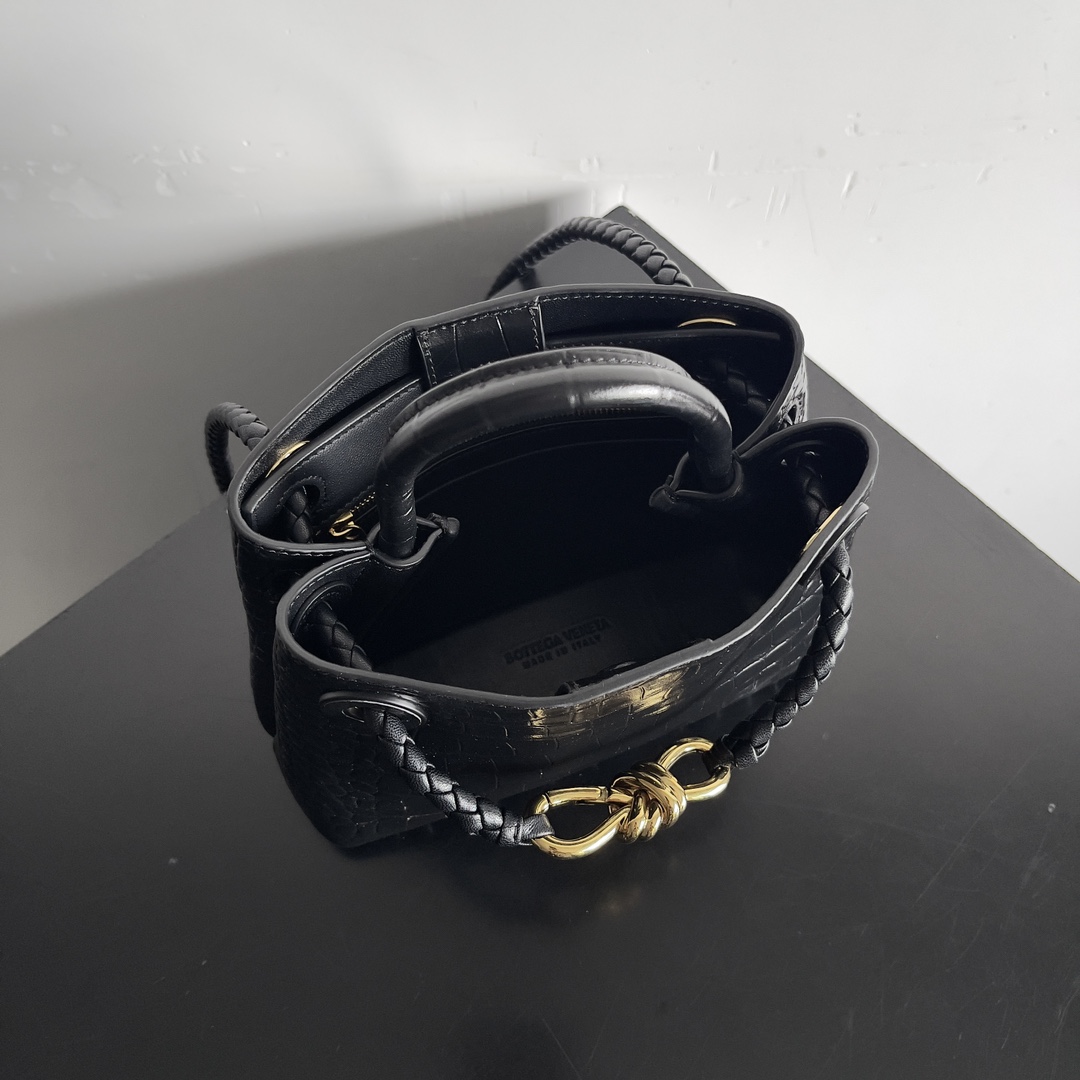  BOTTEGA VENETA 新品女士 鳄鱼皮ANDIAMO出货啦！！！八字扣作为bv家的经典款，每次
