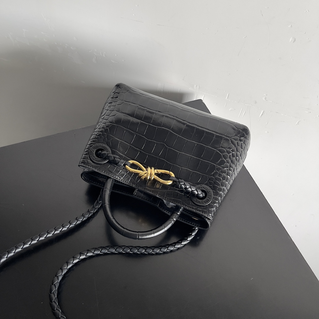  BOTTEGA VENETA 新品女士 鳄鱼皮ANDIAMO出货啦！！！八字扣作为bv家的经典款，每次