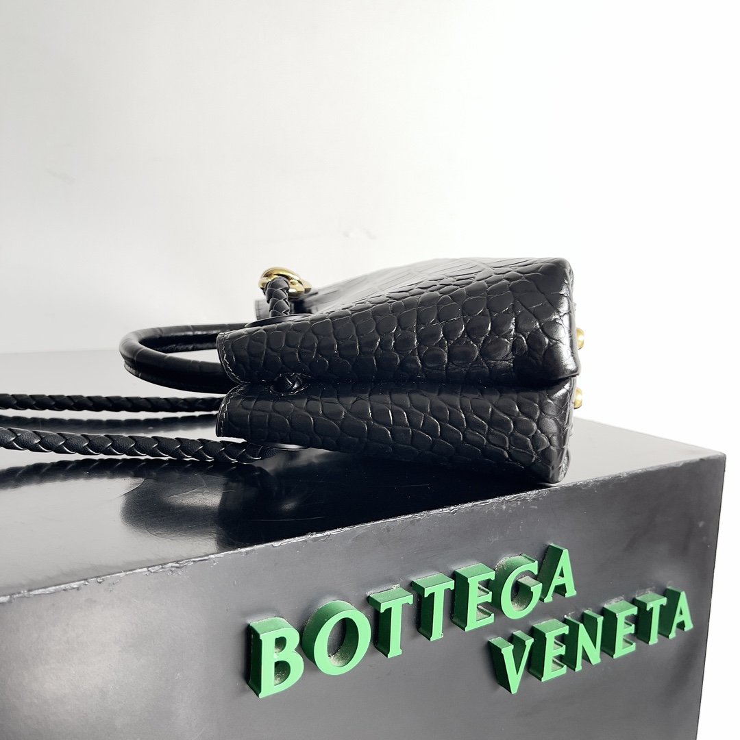  BOTTEGA VENETA 新品女士 鳄鱼皮ANDIAMO出货啦！！！八字扣作为bv家的经典款，每次