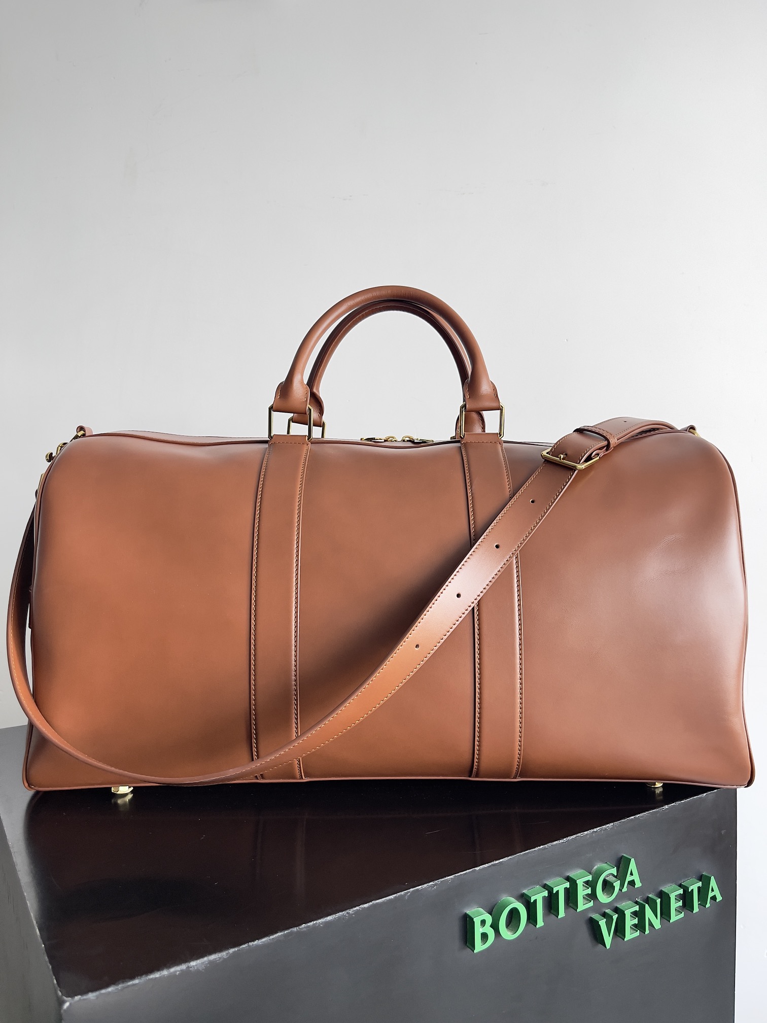 NO:187237,Super-grade original leather Bottega Veneta new travel bag A super retro shiny leather travel bag with the same color leather piping, with the same color handle strap, double zipper closure, classic design, simple and atmospheric, the leather is soft and durable, adding a unique texture over time. In terms of capacity, it can fully meet daily needs and be practical. When you go out with it, you can always get a high return rate. Model number 795287 (650066) Size 55*29*24cm, Super-grade BV, bottega veneta, bottega veneta19860909特级  原厂皮 BottegaVeneta新款旅行袋 一款超级复古的光面皮革旅行袋,同色皮革滚边,配有同色的提手肩带,双拉链开合,经典的设计,简约又大气,皮质柔软且耐用,随着时间的推移,更增添了一份独特的质感.容量方面也完全能满足日常需求,实用度满分.背着它出门,总能收获超高的回头率. 款号795287（650066） 尺寸55*29*24cm,特级BV,bottega veneta,bottega veneta,Bag
