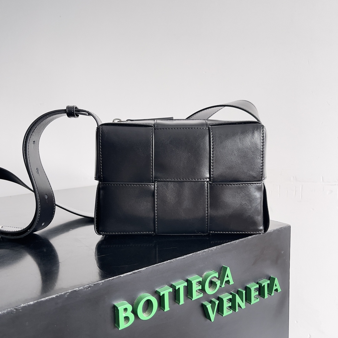 BOTTEGA VENETA新款mini cassette相机包 好好看的设计呀,这只显贵真的一绝，质感也太可了，配秋冬大衣巨气质。它可以hold住你各种风格的搭配,贼高级的双面料编织设计质感也很NICE!秋冬简单搭配毛衣或外套西装就吼吼看,容量放点小东西也是足以啦,让人迷晕的小众设计感真的好绝。怎么夸都不嫌多的酷黑编织手提包!一眼就沦陷好特别~无论是做工还是颜值都超棒！\n款号：\n尺寸：.cm