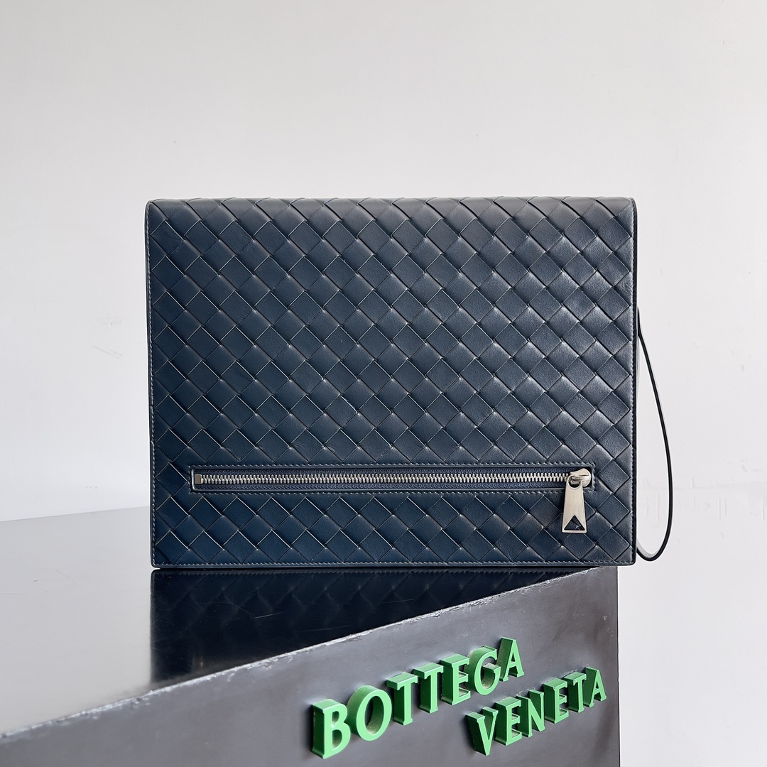 BOTTEGA VENETA男士编织手拿包融入编织工艺，使手拿包在外观上更加独特、精致，增加了质感和细节感，展现出高品质和品味。经典的编织，菱角分明精湛的手工工艺，尽显卓越的品质，更好的展示男性的魅力。多种功能契合任何场合，实用性与时尚感完美结合，轻松打造精致休闲的魅力，自用或送礼都彰显品味！\n款号：\n尺寸：cm