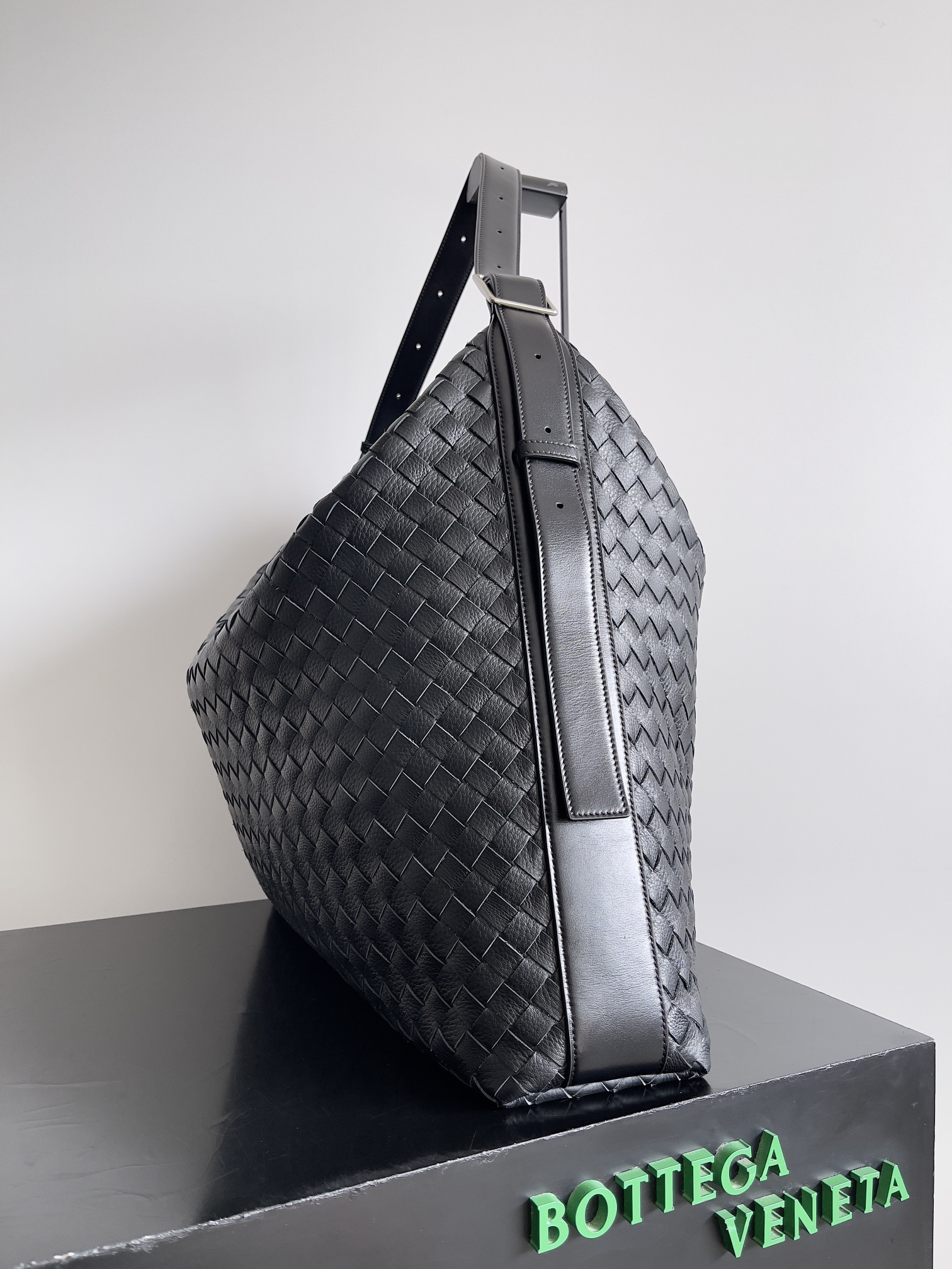 Bottega Veneta Traveler Large Leather Duffle Bag, Travel Duffel Bag 3 i1729513196 4254 0