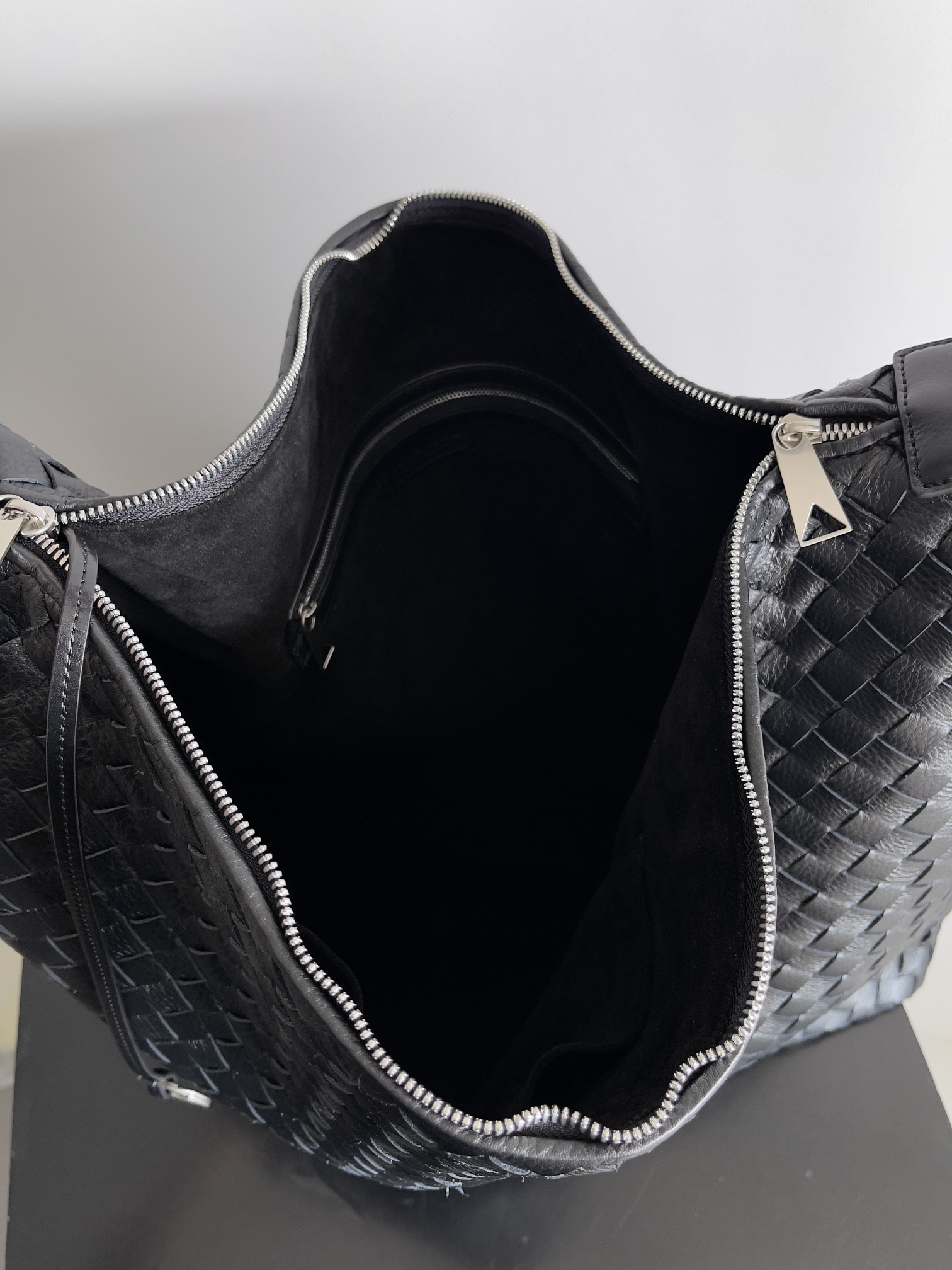 Bottega Veneta Traveler Large Leather Duffle Bag, Travel Duffel Bag 10 i1729513196 8589 0