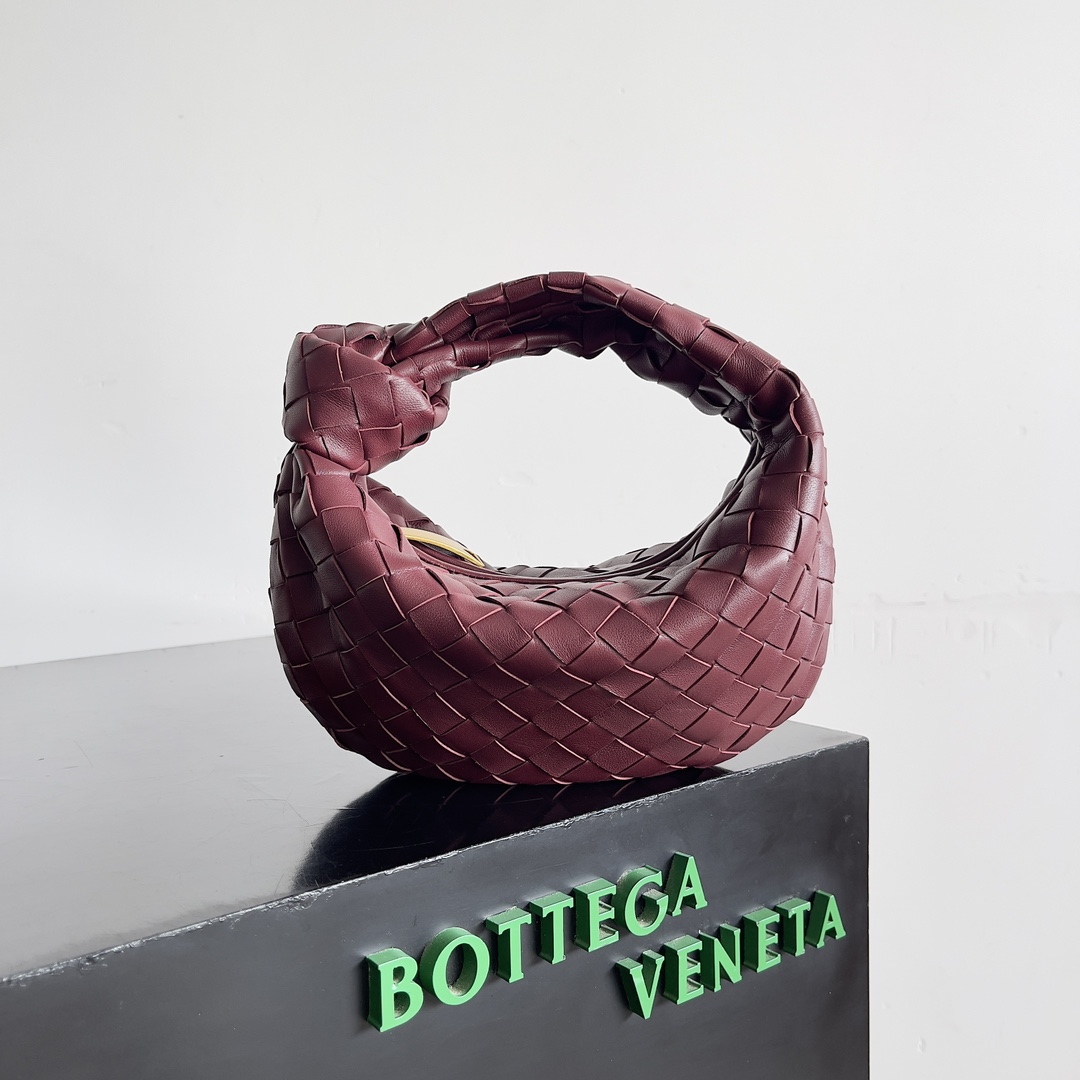 Bottega veneta͙.———最新款编织打结hobo \n    顶级小羊皮皮质很软，包形独特特别实用耐装，保留了传统的编织元素的同时多了几分张扬～ 采用羊皮手工编织制作 拉链开合 弧形无缝结构 搭配起来毫不费力 力荐  市场最高端欢迎来对比\n         【出厂均配全套包装】\nsize：xxcm。   型号：