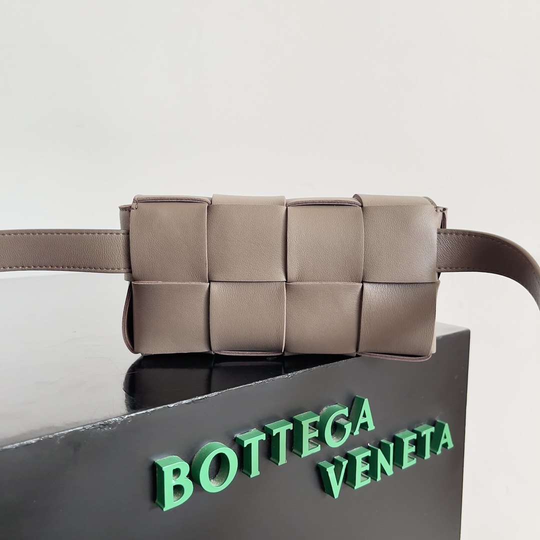 🉐️340
Bottega Veneta 🌟 BELT BAG
新鲜出炉的小腰包真的萌到我了，全羊皮手工编织的Mini Cassette 四处散发的可爱气息 简直人见人爱 花见花开❤️ 
尺寸：9.5*17.5*5cm
款号：639367
颜色：卡其