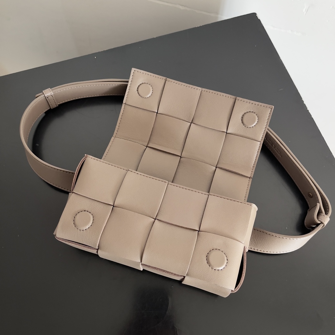 🉐️340
Bottega Veneta 🌟 BELT BAG
新鲜出炉的小腰包真的萌到我了，全羊皮手工编织的Mini Cassette 四处散发的可爱气息 简直人见人爱 花见花开❤️ 
尺寸：9.5*17.5*5cm
款号：639367
颜色：卡其