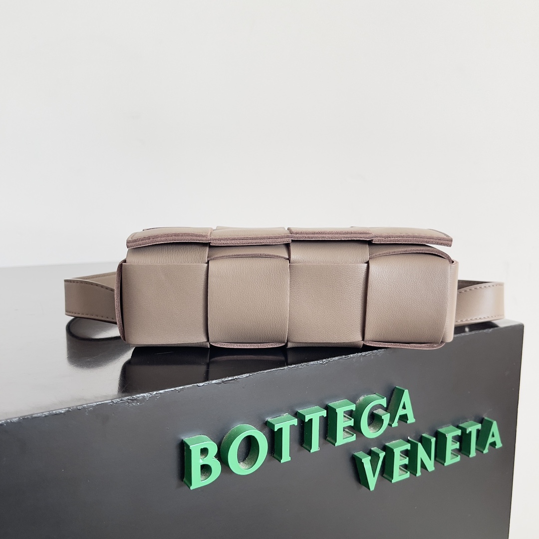 🉐️340
Bottega Veneta 🌟 BELT BAG
新鲜出炉的小腰包真的萌到我了，全羊皮手工编织的Mini Cassette 四处散发的可爱气息 简直人见人爱 花见花开❤️ 
尺寸：9.5*17.5*5cm
款号：639367
颜色：卡其