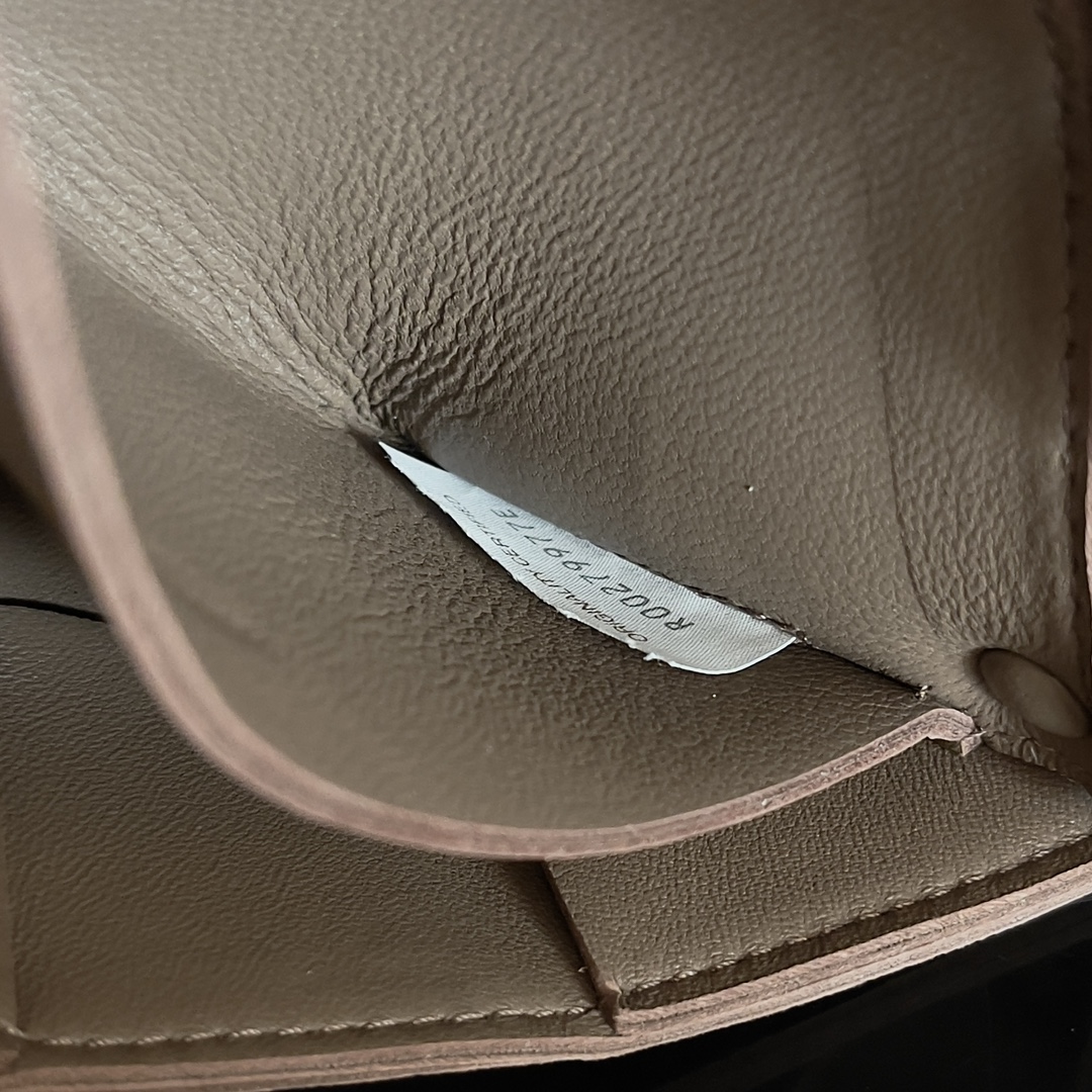 🉐️340
Bottega Veneta 🌟 BELT BAG
新鲜出炉的小腰包真的萌到我了，全羊皮手工编织的Mini Cassette 四处散发的可爱气息 简直人见人爱 花见花开❤️ 
尺寸：9.5*17.5*5cm
款号：639367
颜色：卡其