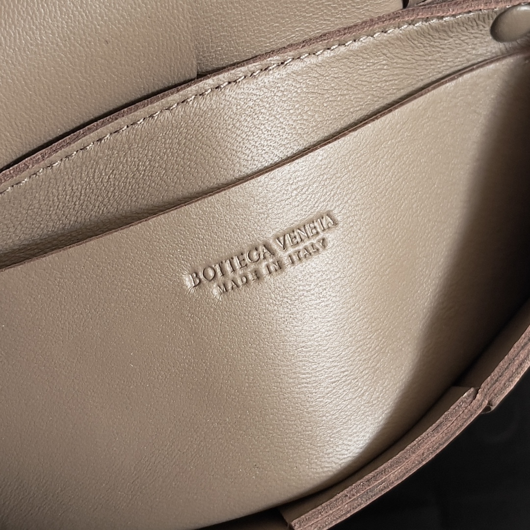 🉐️340
Bottega Veneta 🌟 BELT BAG
新鲜出炉的小腰包真的萌到我了，全羊皮手工编织的Mini Cassette 四处散发的可爱气息 简直人见人爱 花见花开❤️ 
尺寸：9.5*17.5*5cm
款号：639367
颜色：卡其