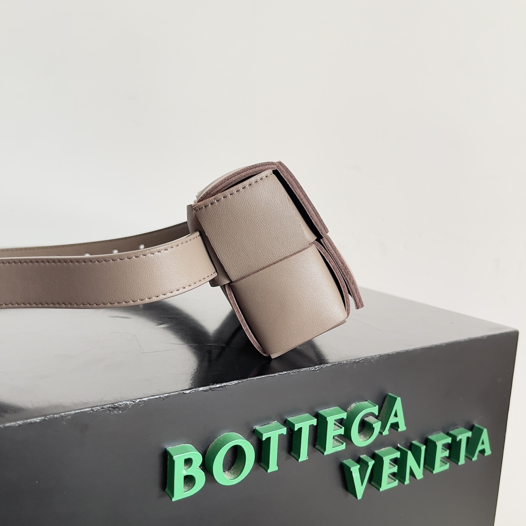 🉐️340
Bottega Veneta 🌟 BELT BAG
新鲜出炉的小腰包真的萌到我了，全羊皮手工编织的Mini Cassette 四处散发的可爱气息 简直人见人爱 花见花开❤️ 
尺寸：9.5*17.5*5cm
款号：639367
颜色：卡其