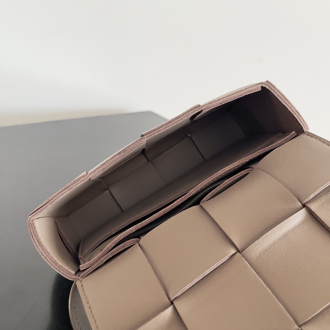 🉐️340
Bottega Veneta 🌟 BELT BAG
新鲜出炉的小腰包真的萌到我了，全羊皮手工编织的Mini Cassette 四处散发的可爱气息 简直人见人爱 花见花开❤️ 
尺寸：9.5*17.5*5cm
款号：639367
颜色：卡其