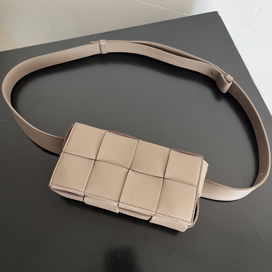 🉐️340
Bottega Veneta 🌟 BELT BAG
新鲜出炉的小腰包真的萌到我了，全羊皮手工编织的Mini Cassette 四处散发的可爱气息 简直人见人爱 花见花开❤️ 
尺寸：9.5*17.5*5cm
款号：639367
颜色：卡其
