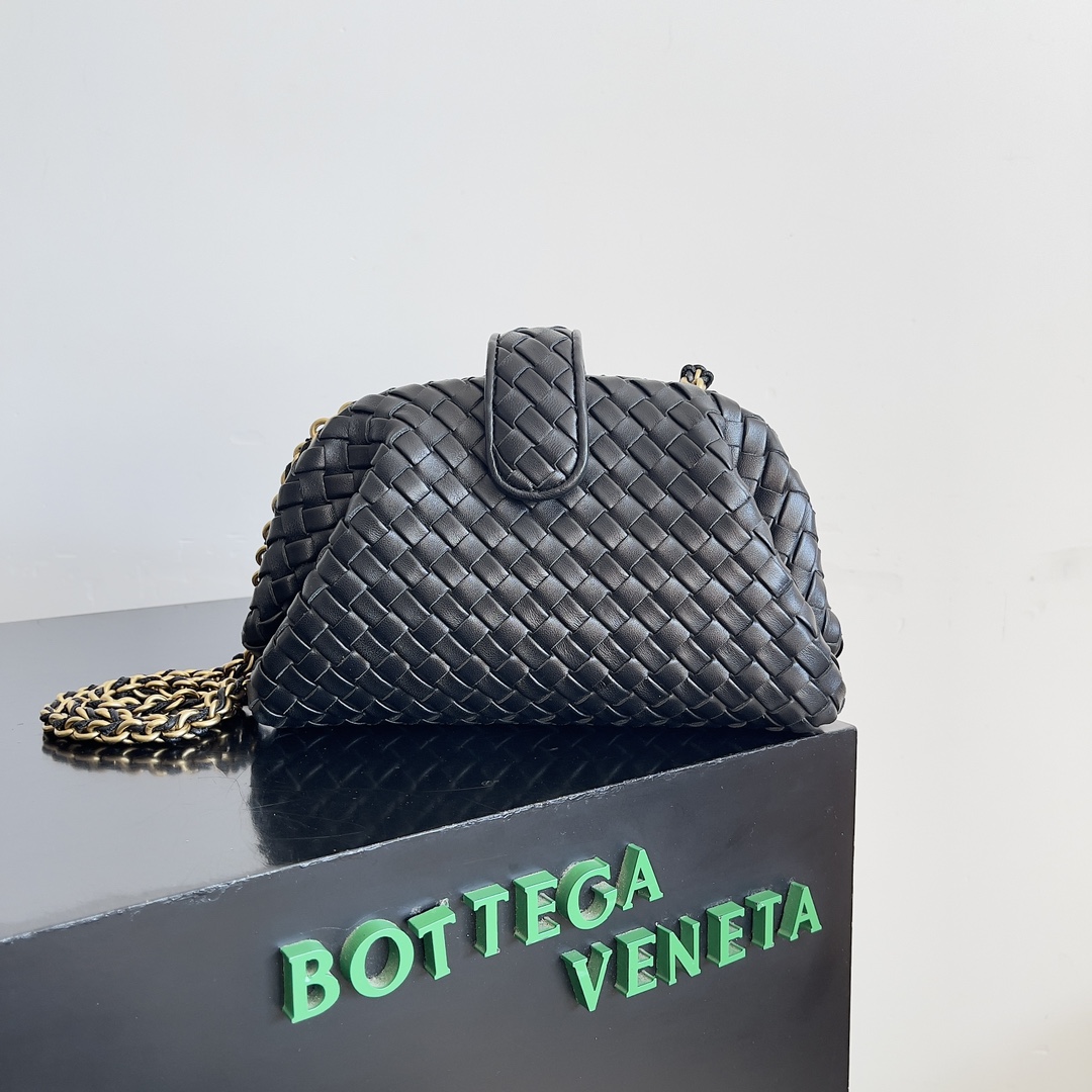 BOTTEGA VENETA 葆蝶家女士LAUREN JB小号手拿包 上新啦！很多人蹲的小号终于来啦，可以自行调节的拉链是这个包包的一大亮点，拆掉之后可以当做手包出席重要场合，一个包包同时解锁两种背法，实用性拉满，独特的结构感和线条美，比小云朵更添一丝优雅，是对经典的致敬与现代的追求\n款号：\n尺寸：cm