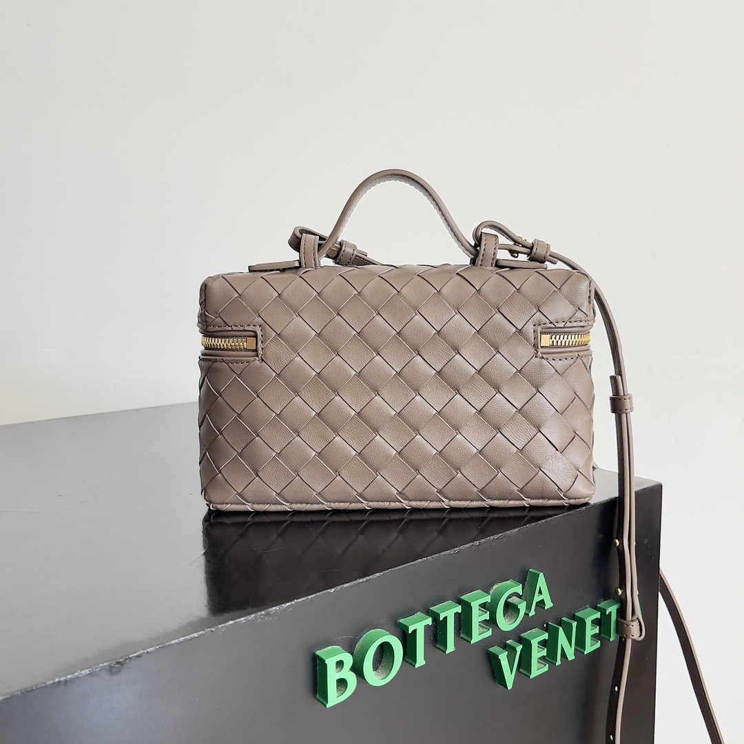 BottegaVeneta24春夏编织拉链斜挎包一款可以做化妆包的斜挎包包精致的编织小巧的包身是即将到来