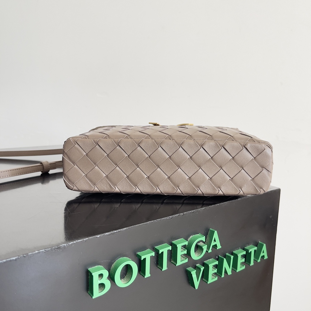 BottegaVeneta24春夏编织拉链斜挎包一款可以做化妆包的斜挎包包精致的编织小巧的包身是即将到来