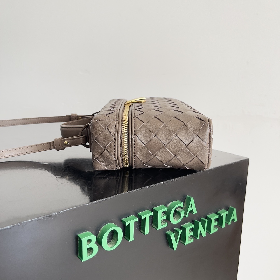 BottegaVeneta24春夏编织拉链斜挎包一款可以做化妆包的斜挎包包精致的编织小巧的包身是即将到来