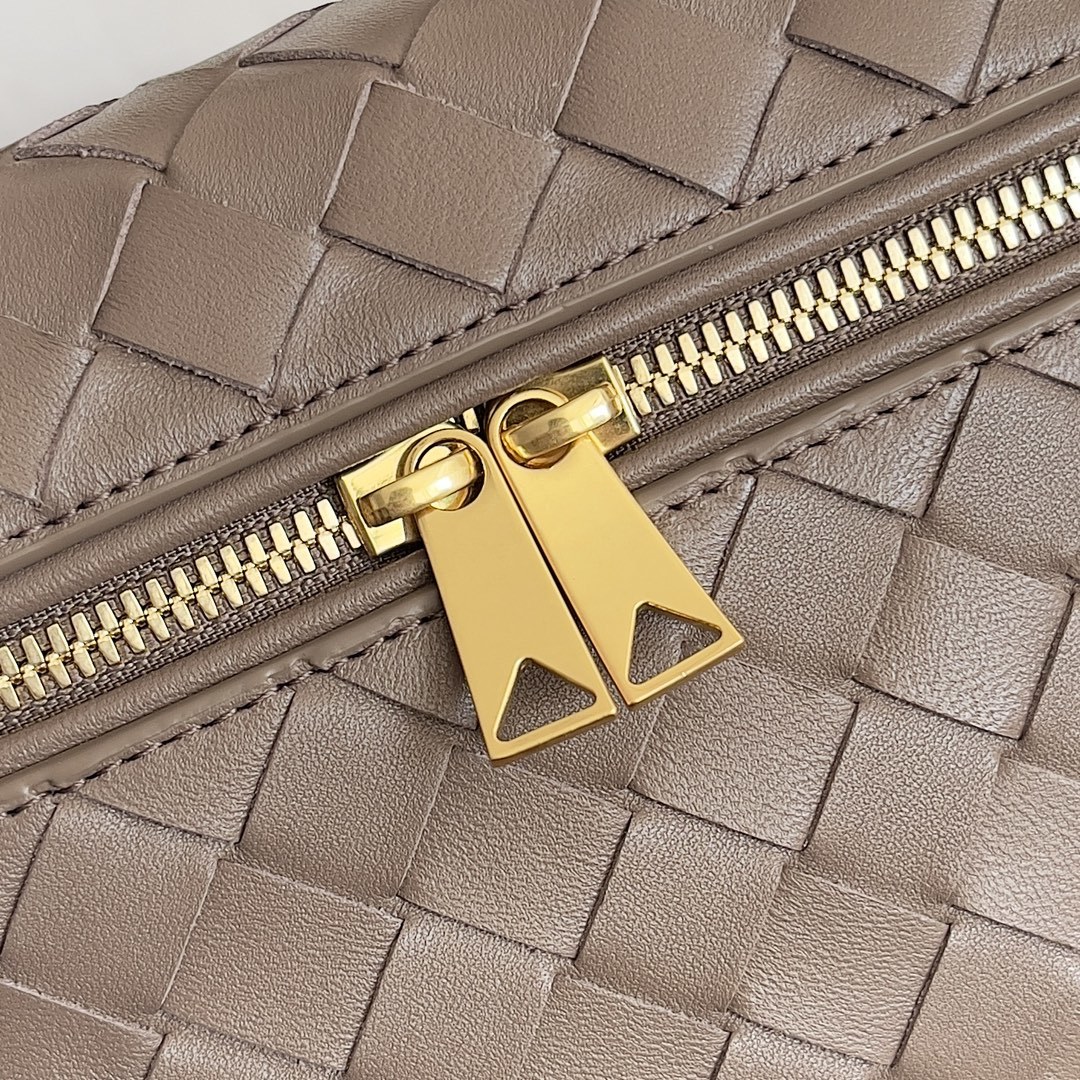 BottegaVeneta24春夏编织拉链斜挎包一款可以做化妆包的斜挎包包精致的编织小巧的包身是即将到来