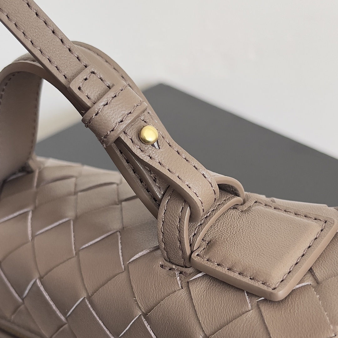 BottegaVeneta24春夏编织拉链斜挎包一款可以做化妆包的斜挎包包精致的编织小巧的包身是即将到来