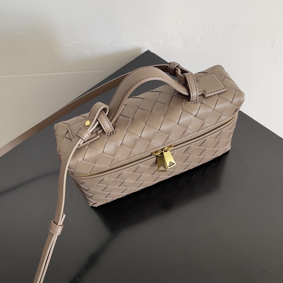BottegaVeneta24春夏编织拉链斜挎包一款可以做化妆包的斜挎包包精致的编织小巧的包身是即将到来