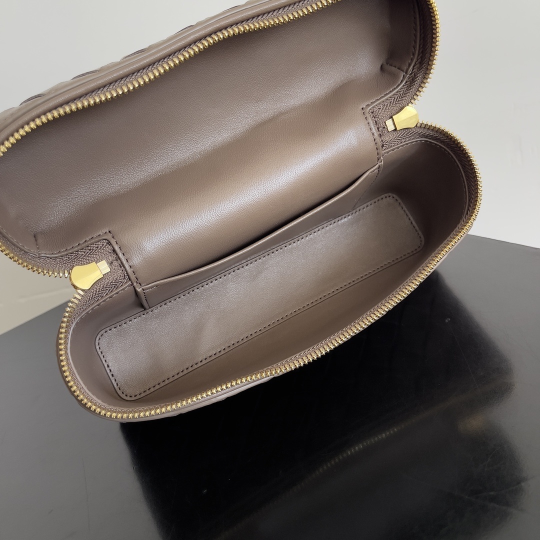 BottegaVeneta24春夏编织拉链斜挎包一款可以做化妆包的斜挎包包精致的编织小巧的包身是即将到来