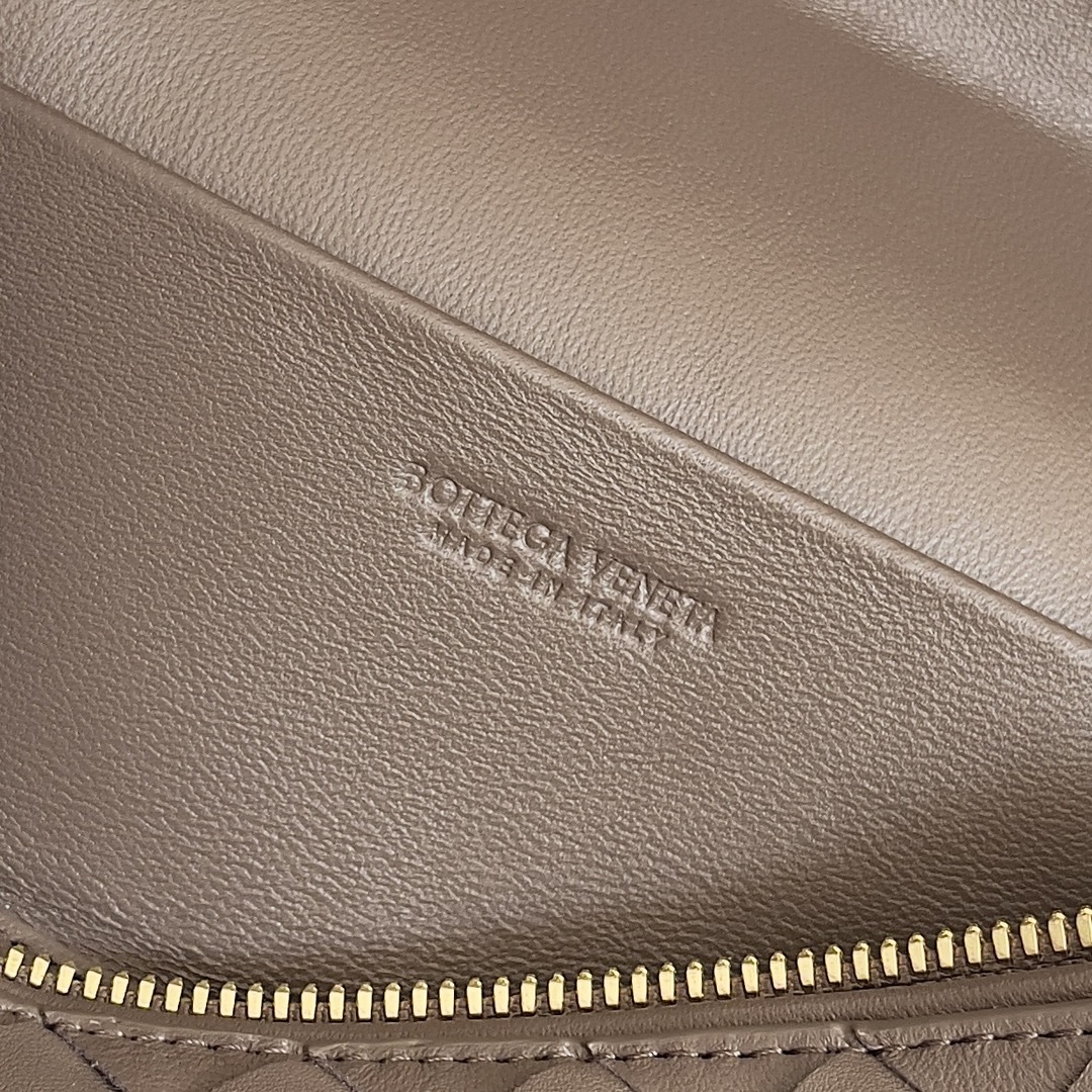 BottegaVeneta24春夏编织拉链斜挎包一款可以做化妆包的斜挎包包精致的编织小巧的包身是即将到来