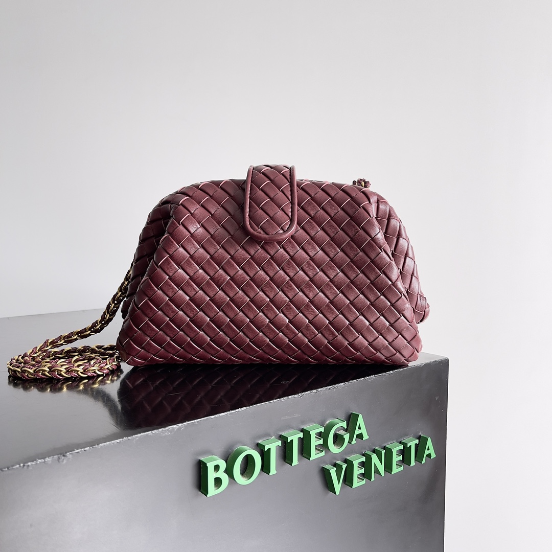 BOTTEGA VENETA 葆蝶家女士LAUREN JB小号手拿包 上新啦！很多人蹲的小号终于来啦，可以自行调节的拉链是这个包包的一大亮点，拆掉之后可以当做手包出席重要场合，一个包包同时解锁两种背法，实用性拉满，独特的结构感和线条美，比小云朵更添一丝优雅，是对经典的致敬与现代的追求\n款号：\n尺寸：cm