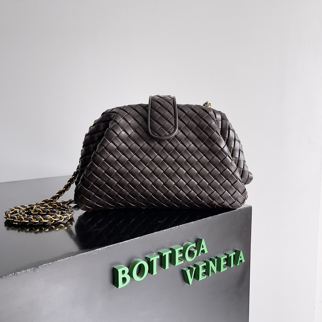 BOTTEGA VENETA 葆蝶家女士LAUREN JB小号手拿包 上新啦！很多人蹲的小号终于来啦，可以自行调节的拉链是这个包包的一大亮点，拆掉之后可以当做手包出席重要场合，一个包包同时解锁两种背法，实用性拉满，独特的结构感和线条美，比小云朵更添一丝优雅，是对经典的致敬与现代的追求\n款号：\n尺寸：cm