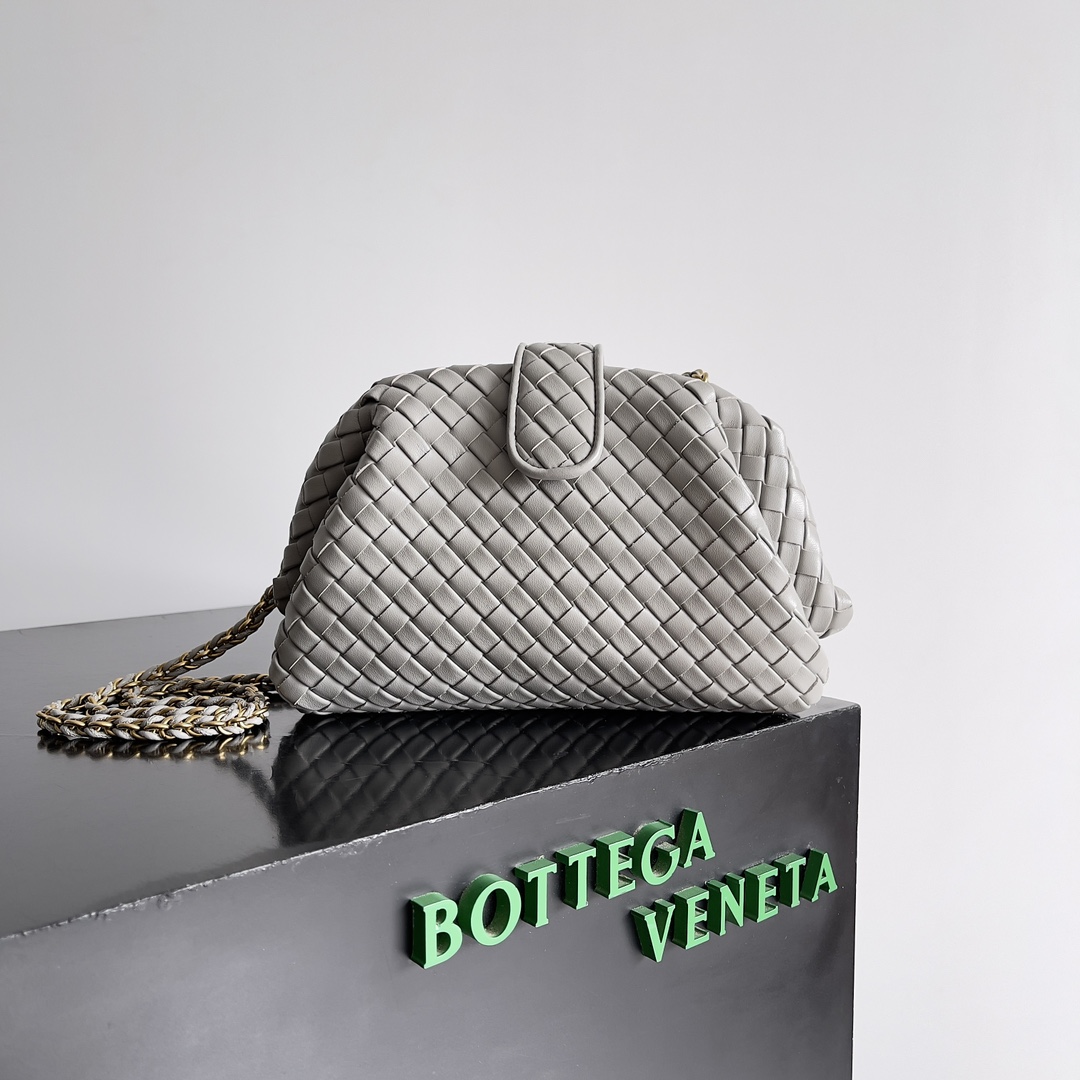 BOTTEGA VENETA 葆蝶家女士LAUREN JB小号手拿包 上新啦！很多人蹲的小号终于来啦，可以自行调节的拉链是这个包包的一大亮点，拆掉之后可以当做手包出席重要场合，一个包包同时解锁两种背法，实用性拉满，独特的结构感和线条美，比小云朵更添一丝优雅，是对经典的致敬与现代的追求\n款号：\n尺寸：cm