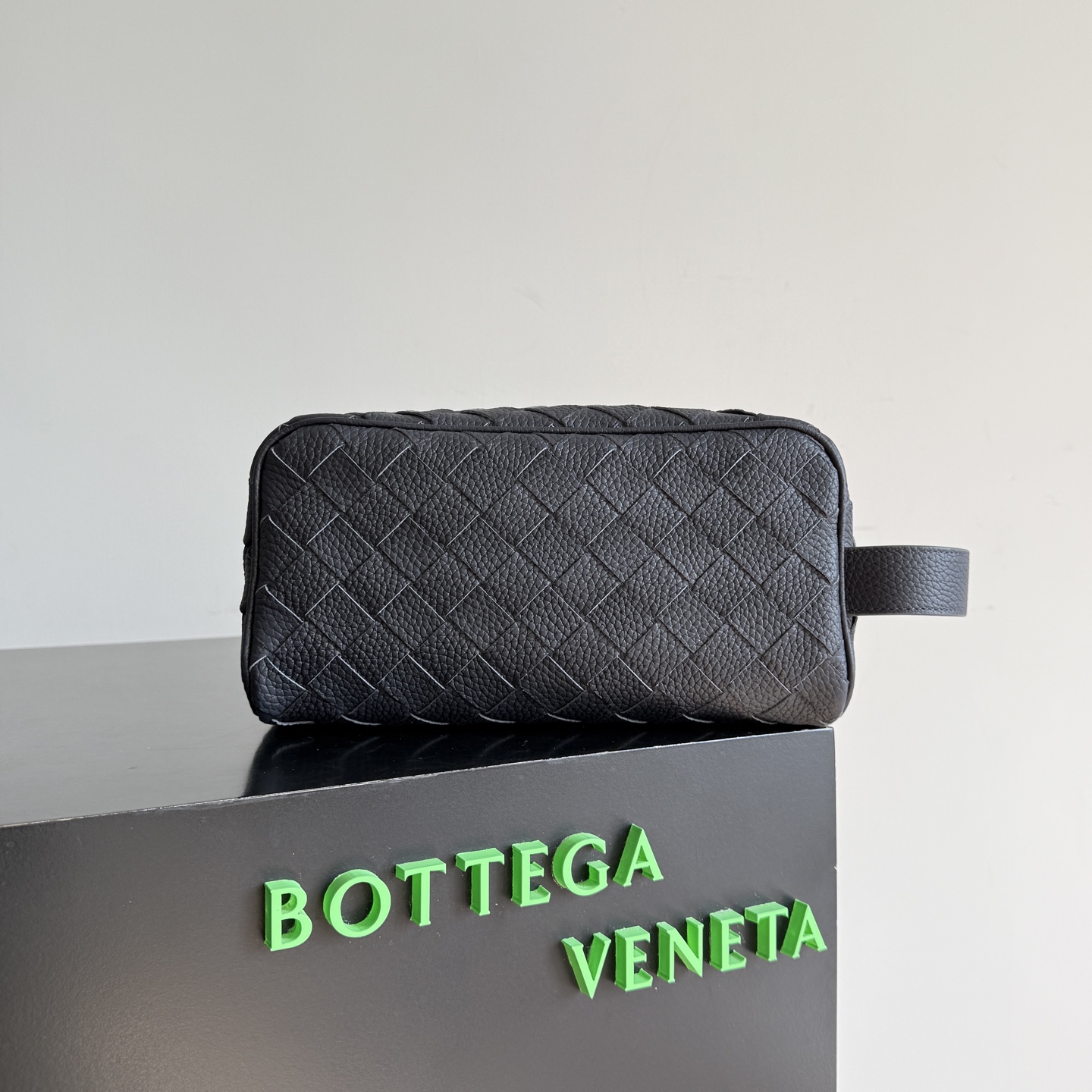 BOTTEGA VENETA 2024 new INTRECCIATO classic toiletry bag, the choice of discerning people. The low-key and luxurious quality is the interpretation of its brand. If you like low-key BV, it is the first choice~~
Style number: 729295
Size: 26*13*10cm