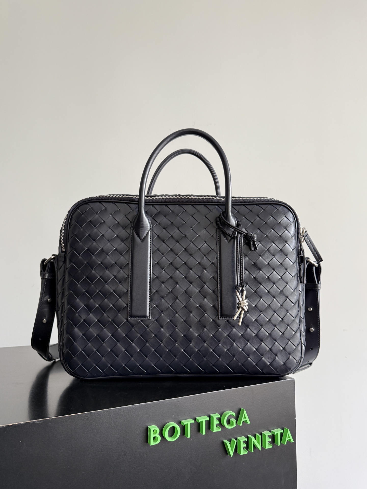NO:740893,Have you ever seen a briefcase with premium original leather that can be carried on the back? BOTTEGA VENETA men's GETAWAY large briefcase, the practicality of being able to be carried on the back is indeed one of its major selling points. The design of the shoulder straps will not feel cumbersome even if worn for a long time. Whether it is a business meeting or daily diligence, you can do it with ease. Style No. 766361  Size 39*28.5*8cm, special BV,bottega veneta,bottega veneta,bottega veneta19860909特级 原厂皮 可以背的公文包你有见过吗 BOTTEGA VENETA葆蝶家男士GETAWAY大号公文包,可背可拎的实用性的确是它的一大卖点,肩带的设计即使长时间佩戴也不会感到累赘,无论是商务会议还是日常勤勉都能让你游刃有余 款号766361 尺寸39*28.5*8cm,特级BV,bottega veneta,bottega veneta,bottega veneta,Bag