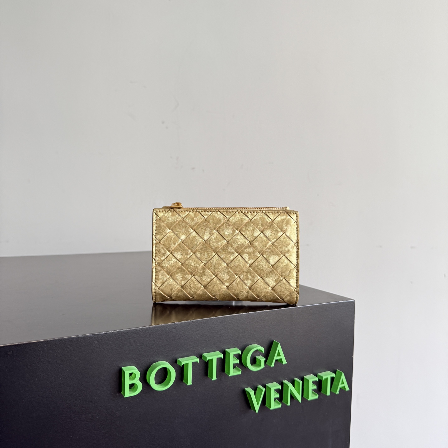 NO:740916,Special grade original leather BOTTEGA VENETA new woven small wallet is now available!  !  !  Made of carefully selected first-layer sheepskin fabric, this light and luxurious small wallet has an elegant appearance and is also full of practicality. It can store change, driver's license and various cards at the same time. It is so small that it can be put in your pocket and carried with you. It is really convenient [Applause][Applause] Model No. 667468 Size 14.5*9.3*2cm, special BV, bottega veneta, bottega veneta, bottega  veneta,wallets,sheepskin19860909特级 原厂皮 BOTTEGA VENETA葆蝶家新品编织小钱包出货啦！！！细选头层羊皮面料制作,轻奢的小钱包,外观优雅大气的同时,它的实用性也是满满的哦,可以同时收纳零钱和驾照与各种卡,小小一个能够放进口袋里随身携带,真的非常方便[鼓掌][鼓掌] 款号667468 尺寸14.5*9.3*2cm,特级BV,bottega veneta,bottega veneta,bottega veneta,wallets,sheepskin,Bag