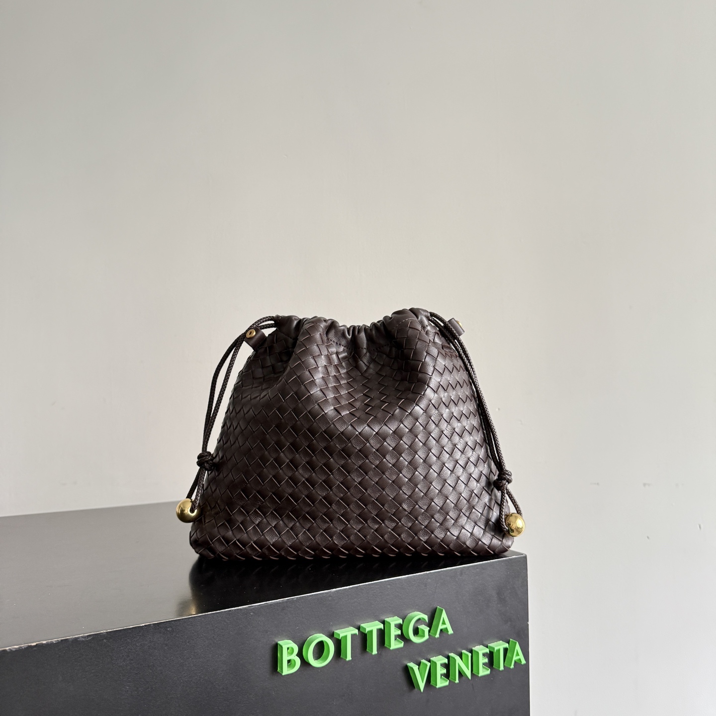 NO:768710,Special grade original leather Bottega Veneta Dustbag series woven drawstring bag, also known as 'garbage bag bag'. It adopts the brand's classic Intrecciato hand-woven process. The leather texture is fine and three-dimensional. The drawstring girdle design has a lazy and relaxed feel. The bag body is soft and casual. It is equipped with a metal spherical drawstring buckle. The details are exquisite but casual. It can be used in the hand or as the liner of a large bag, suitable for different occasions and styles. Style No. 865  Size 29*25*6cm, special BV,bottega veneta,bottega veneta19860909特级 原厂皮 Bottega Veneta Dustbag系列编织抽绳包,也被称为“垃圾袋包”.采用品牌经典的 Intrecciato手工编织工艺,皮革纹理细腻且富有立体感,抽绳束口设计自带慵懒松弛感,包身柔软随性,搭配金属球形抽绳扣,细节精致又不失随性.可用于手拿或作为大包包的内胆,适配不同场合与穿搭风格. 款号865 尺寸29*25*6cm,特级BV,bottega veneta,bottega veneta,Bag