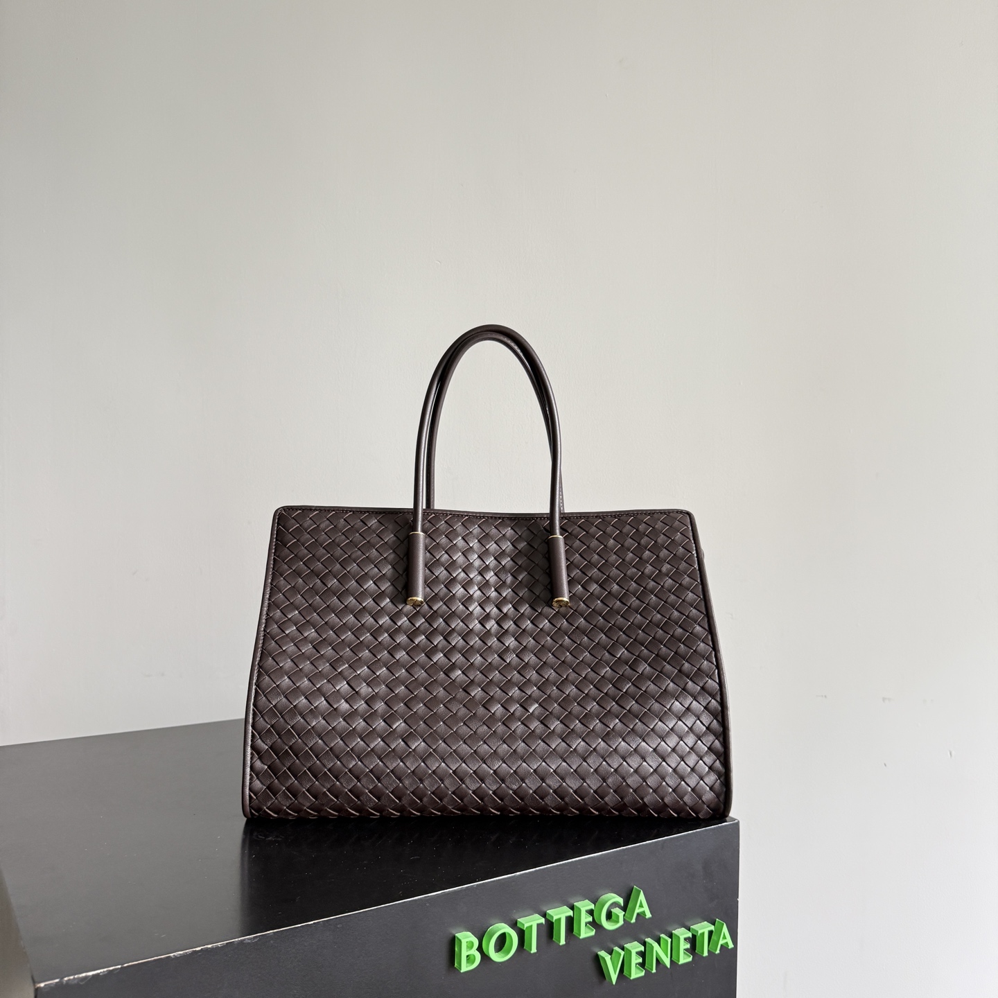 NO:768765,Special grade original leather Bottega Veneta BarBara tote handbag is equipped with snap-on attachments on the inside of the bag. Use it with the Dustbag series woven drawstring bag. It can be said to be a strong combination. Practicality and appearance are both online. The soft leather handbag does not tighten the hand, and the large capacity is super suitable for commuting and business trips~ Style No. 868327 & 868505 Size 37*27*24cm &  29*25*6cm,special grade BV,bottega veneta,bottega veneta19860909特级 原厂皮 Bottega Veneta BarBara托特手袋包身内侧配有按扣式附件,搭配Dustbag系列编织抽绳包使用,可谓是强强联合 实用性和颜值双在线,软皮手提不勒手,超大容量超能装,通勤出差全hold住~ 款号868327 & 868505 尺寸37*27*24cm & 29*25*6cm,特级BV,bottega veneta,bottega veneta,Bag