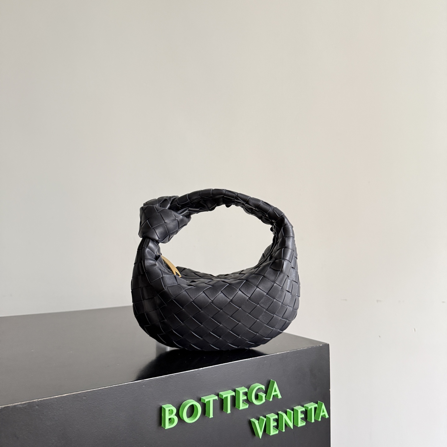 NO:768759,Special grade original leather Bottega veneta - the latest braided and knotted hobo. The top lambskin leather is very soft. The bag shape is unique, practical and durable. It retains the traditional weaving elements while being a little more flamboyant~ Made of hand-woven sheepskin. Zipper opening and closing. Curved seamless structure. Effortless matching. Highly recommended. The most high-end in the market. Welcome to compare [all come with full package] size 23*15*5cm  Model 651876, special grade BV, bottega veneta, bottega veneta, sheepskin19860909特级 原厂皮 Bottega veneta———最新款编织打结hobo 顶级小羊皮皮质很软,包形独特特别实用耐装,保留了传统的编织元素的同时多了几分张扬～ 采用羊皮手工编织制作 拉链开合 弧形无缝结构 搭配起来毫不费力 力荐 市场最高端欢迎来对比【均配全套包装】 size23*15*5cm 型号651876,特级BV,bottega veneta,bottega veneta,sheepskin,Bag