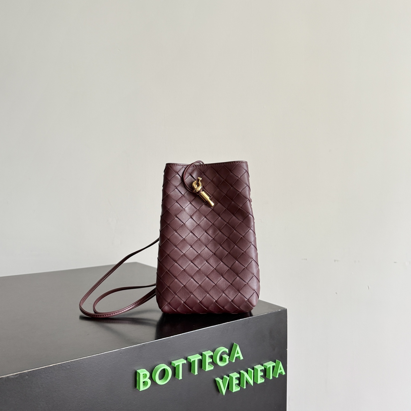 NO:768747,Special grade original leather Andiamo Phone Pouch is a useful mobile phone bag. The exquisiteness hidden in the details is neat and classic.  Intrecciato weaving + retro rope gold buckle knot, high-end opening and closing, anti-theft, super silky smooth with one hand, a thin shoulder strap, which can be salty or sweet, the armpit back is exquisite commuting style, cross-body and casual and lazy, small enough to hold a mobile phone + lipstick + earphones, does not collapse or deform, it is enough for daily outings, and it is hands-free for shopping and eating!  Fashionable and cute little bag, you won’t lose money if you invest in it!  Style number 843890, size 14*21.5*7cm, special BV, bottega veneta19860909特级 原厂皮 Andiamo Phone Pouch敲好用的手机包一枚,细节里藏着的精致感利落包型,经典 Intrecciato编织+复古绳结金扣纽结,开合高级又防盗,单手超丝滑,一条细肩带,可盐可甜,腋下背是精致通勤风,斜挎又随性慵懒,小巧能装手机＋口红+耳机,不塌不变形,日常出门完全够用,逛街吃饭简直解放双手！时髦精的可爱小包包,入股不亏！ 款号843890 尺寸14*21.5*7cm,特级BV,bottega veneta,Bag