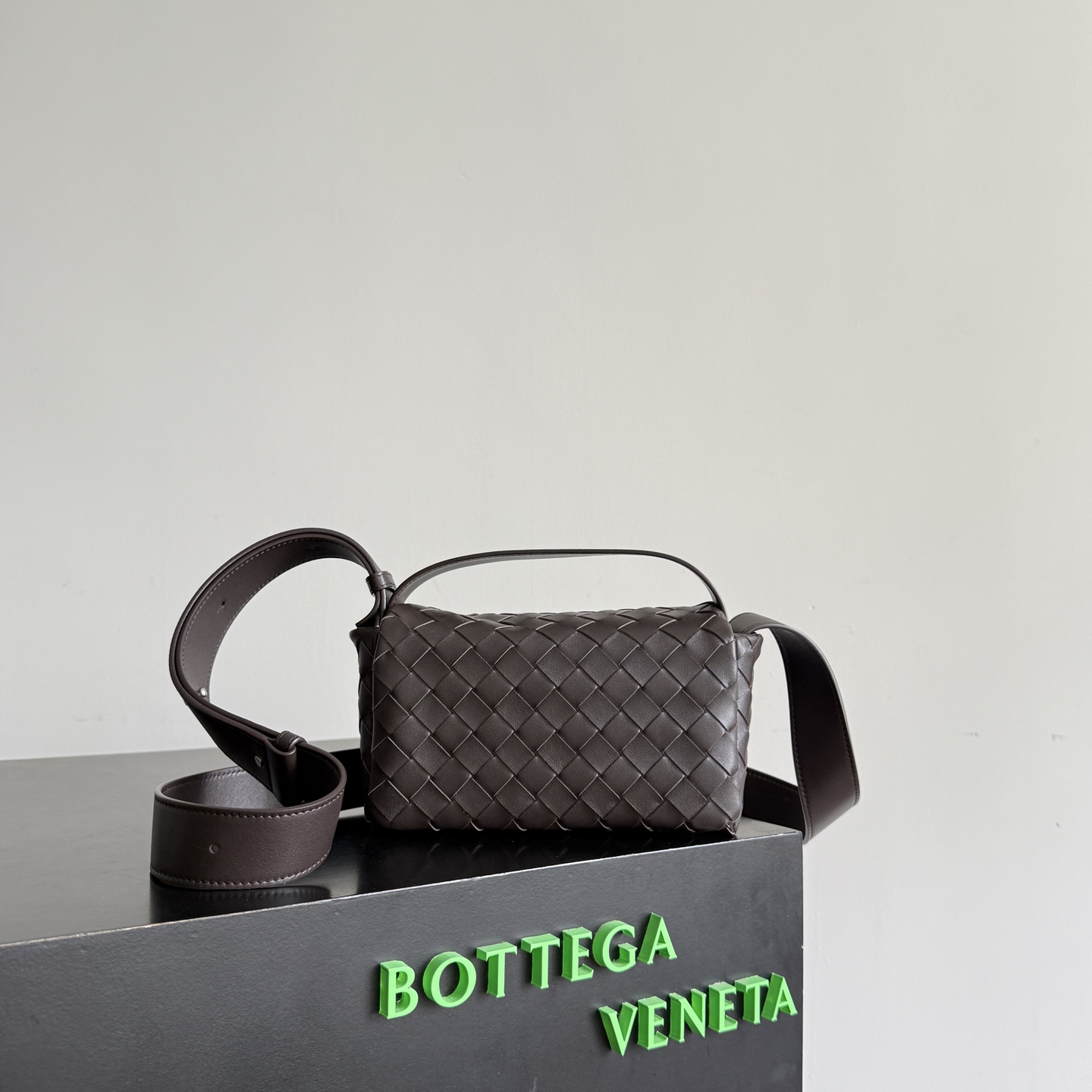 NO:768726,Special grade original leather BV 26 new early spring Intrecciato Mini Bag, full marks for practicality!  The classic weaving process creates the shape of a magic square. The square and neat lines bring out the neutral style. Boys' backs are refreshing and stylish, and girls' backs are full of coolness. The outer cowhide leather is wear-resistant and durable, so you don't have to worry about it for daily wear. The inner lining is smooth Nappa.  Made of sheepskin, it feels very comfortable to the touch ~ It comes with two shoulder straps, the short shoulder strap is detachable and the long shoulder strap is adjustable. It is very flexible to carry it as a handheld or cross-body bag. The flip-top design is anti-theft and neat, and can hold mobile phones and wallets. The concave shape is suitable for daily commuting and going out on the street.  Style No. 857931 Size 20*12*6.5cm, special BV, bottega veneta, wallets, cowhide, sheepskin19860909特级 原厂皮 BV 26 早春新款 Intrecciato Mini Bag 实用度满分！ 经典编织工艺做了魔术方块的造型,方正利落的线条把中性风拉满,男生背清爽有型,女生背酷感十足～外牛皮耐磨抗造超经用,日常造完全不心疼,内衬柔滑Nappa小羊皮,摸起来巨舒服～配有两条肩带,短肩带可拆卸,长肩带可调节,手提或斜挎切换超灵活,翻盖设计防盗又利落,手机、钱包、都能装下.日常通勤、出街凹造型都适配. 款号857931 尺寸20*12*6.5cm,特级BV,bottega veneta,wallets,cowhide,sheepskin,Bag