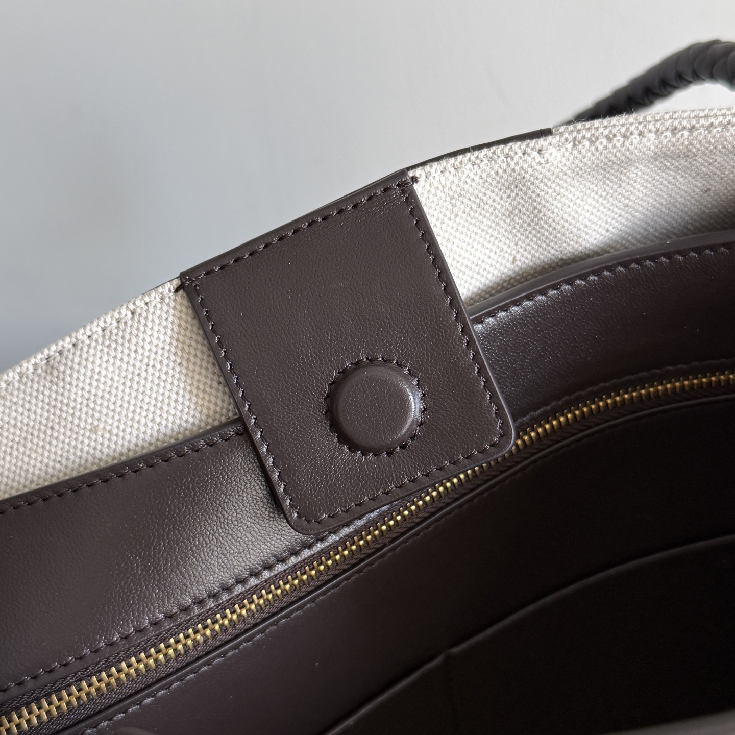 The figure-shaped buckle (bow tie) has become a popular item of Bottega Veneta with its unique elegance photo 1